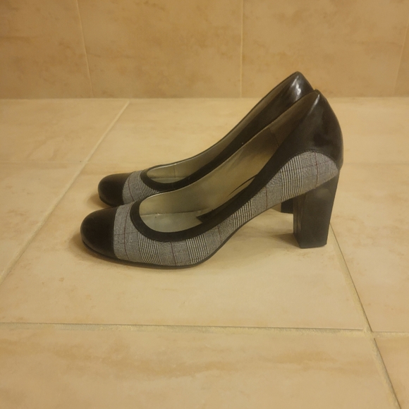 Bandolino Plaid Patent Leather Heels - Picture 2 of 2